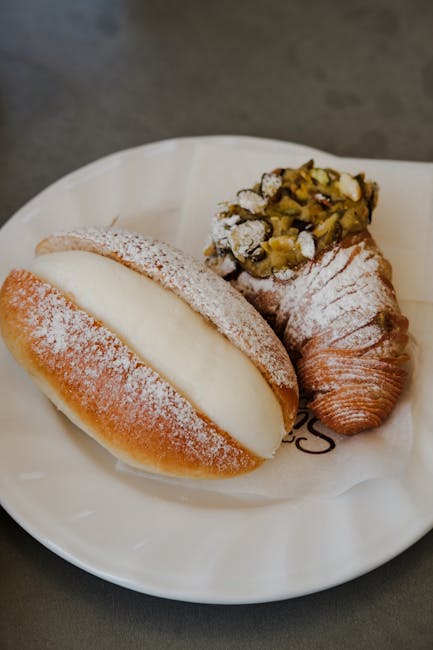 Brioche garnie de crème et cornetto pistache sur assiette