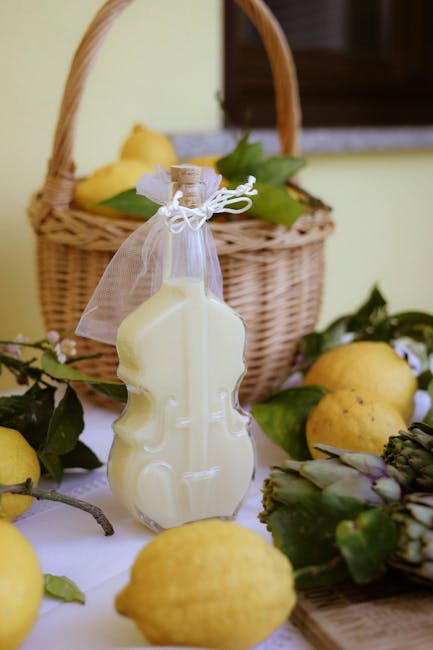 Ladenfront mit Reihen handwerklicher Limoncello-Flaschen in Capri