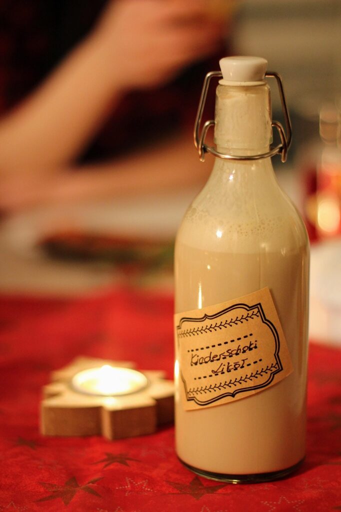 Kleine Souvenirflasche handwerklichen Limoncellos mit Capri-Blick