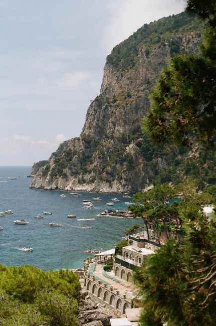 Rotsachtig kustzwemplekje met turquoise water nabij de vuurtoren van Capri