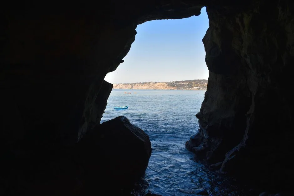 Blick aus dunkler Meeresgrotte auf das Meer bei Capri