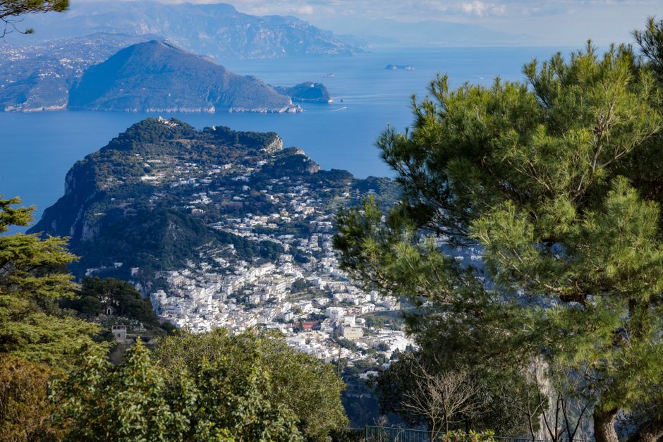 Blick auf die weiße Häuserlandschaft von Capri und das Meer
