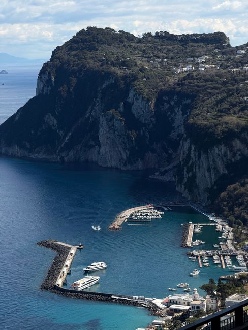 Blick von oben auf Marina Grande Hafen und steile Klippen.