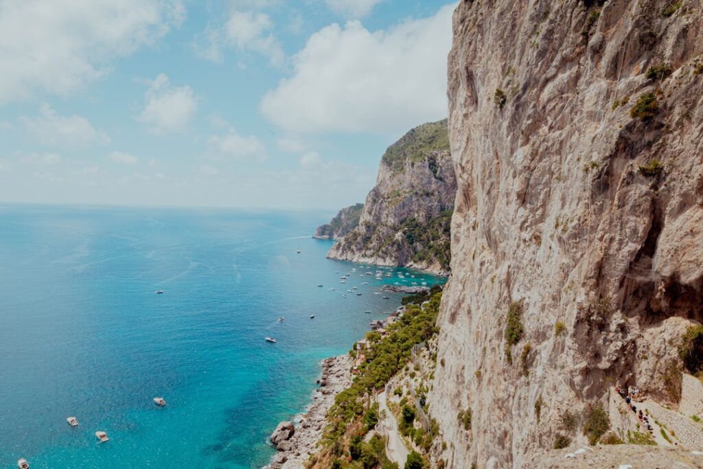 Pad langs steile klif op Capri met weids uitzicht over zee