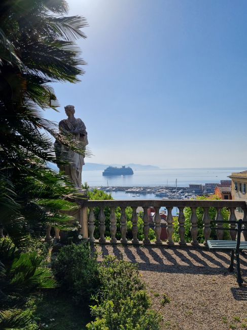 Klassische Statue auf Terrasse mit Blick auf Capris Hafen und Kreuzfahrtschiff