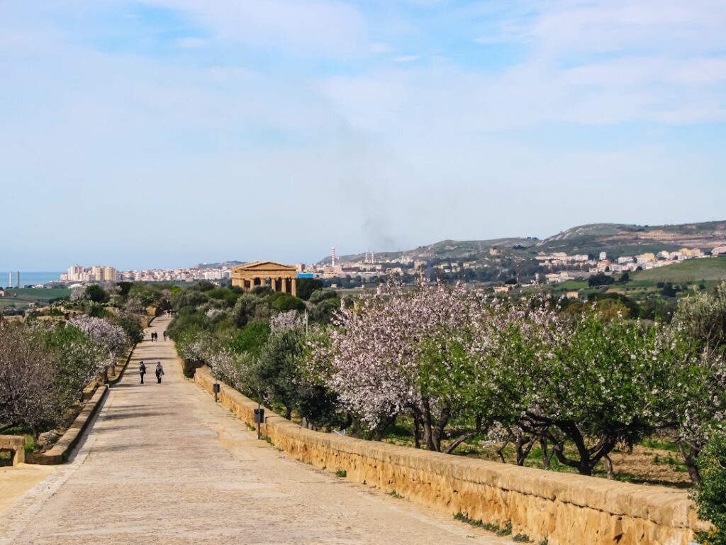 smalle straat in Agrigento met barokke elementen