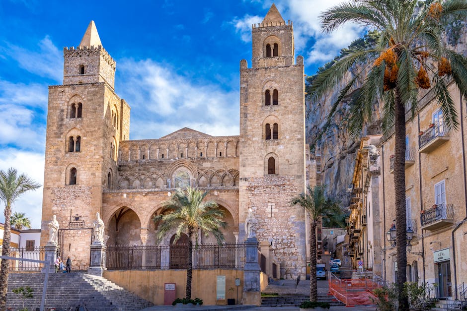 Façade du Duomo de Cefalù avec tours normandes et palmiers