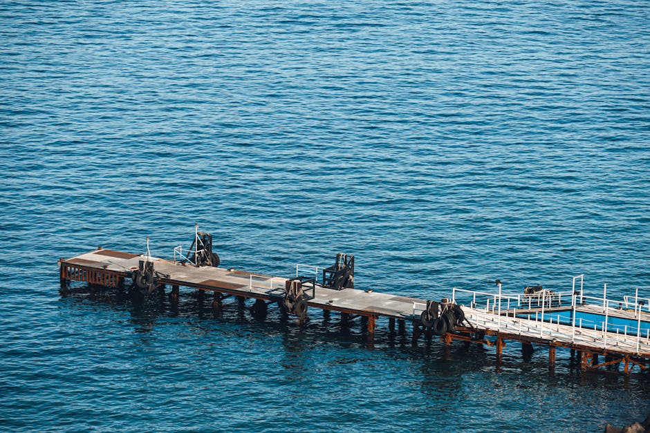 Jetée en bois s'avançant sur une mer bleue profonde en Sicile