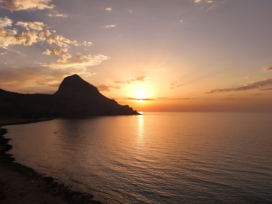 Fotografia aerea durante l'ora dorata sulla costa siciliana