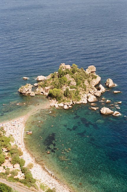 Isola Bella, îlot botanique relié à la plage avec eau turquoise, Sicile.