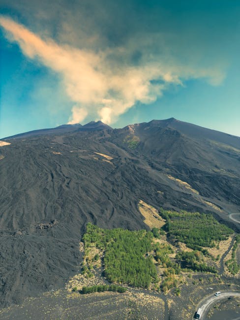 Pendii lavici dell'Etna in Sicilia con fumo eruttivo sul cratere