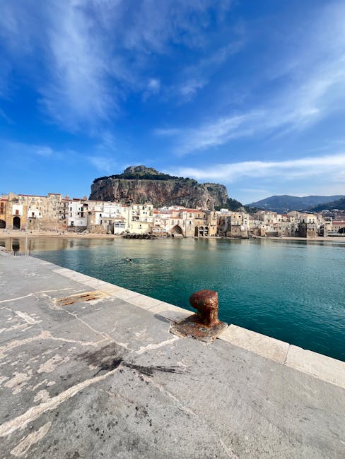 Bittes d'amarrage rouillées au premier plan, Rocca et port de Cefalù