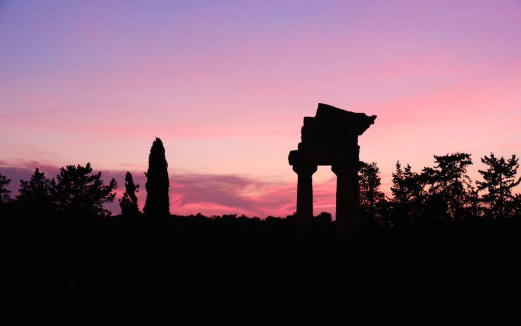 silhouet van de Vallei van de Tempels bij zonsondergang