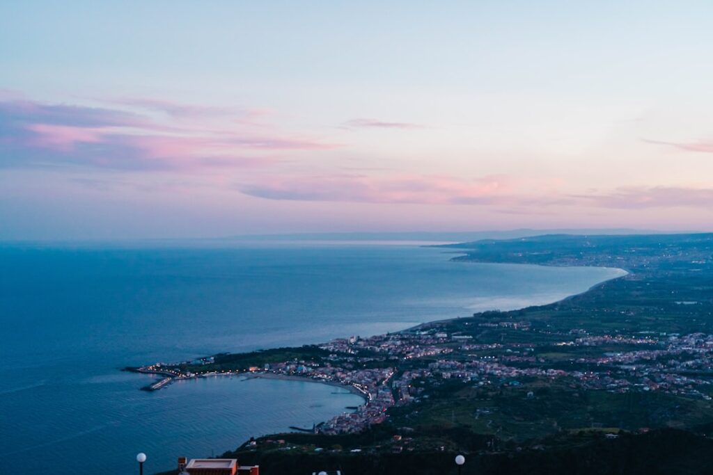 Veduta aerea della costa di Taormina durante l'ora dorata