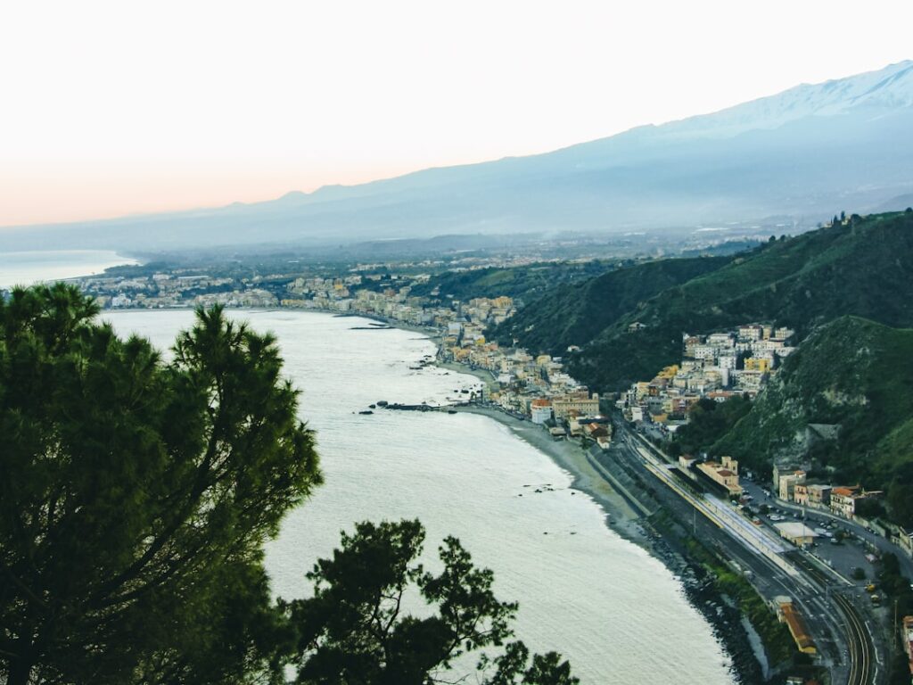 Baie de Taormina en Sicile vue depuis un belvédère, Etna lointain.