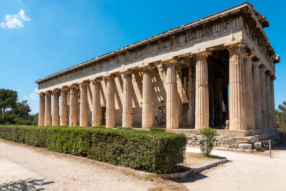 Tempelruïne met zuilen en groen heg bij Vallei van de Tempels, Sicilië