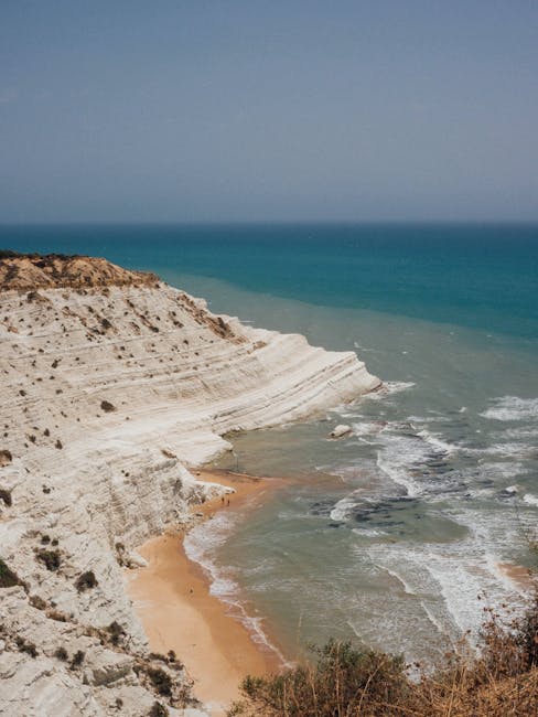 Scogliera bianca della Scala dei Turchi in Sicilia sopra la spiaggia