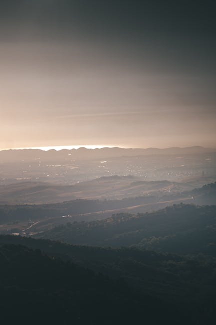 Mistige heuvels en valleien met zonlicht in Sicilië, uitzicht bij zonsopgang