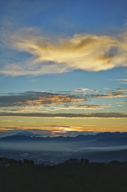 Lever de soleil doré sur les montagnes et plaines de Sicile.