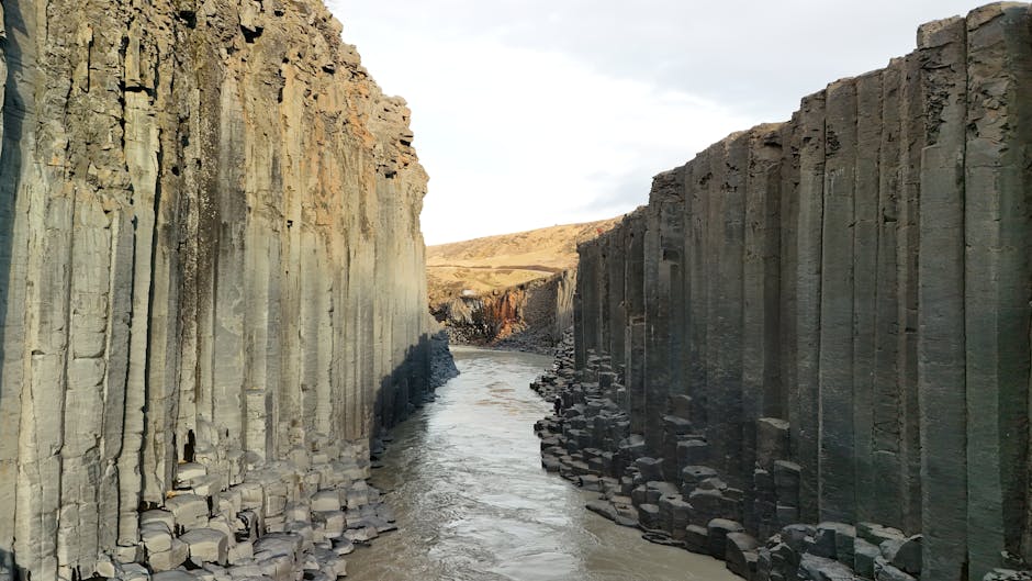 Gorge étroite aux colonnes basaltiques encadrant une rivière