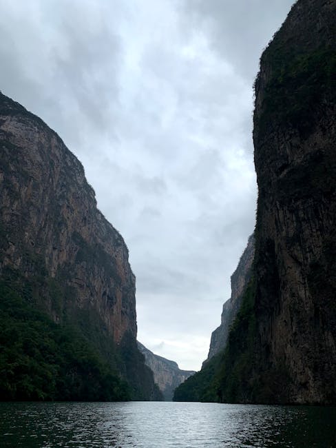 Gorges étroites dominant une étendue d'eau sous un ciel nuageux