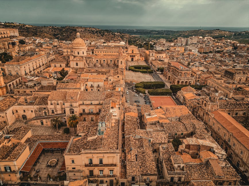 Vue aérienne des toits ocres de Noto, Sicile, avec cathédrale