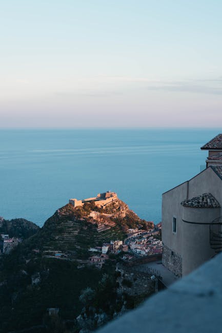 Forteresse illuminée au coucher sur promontoire dominant la mer sicilienne