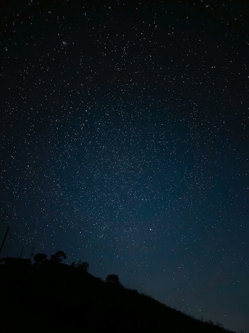Ciel étoilé dense au-dessus d'une colline sicilienne