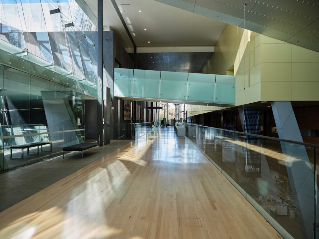 Modern interieur met glazen gevel en houten vloer in Sicilië