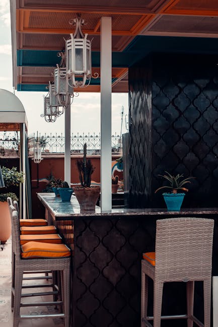 Dakterrasbar met krukken, planten en sierlijke lantaarns in Palermo
