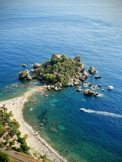 Îlot verdoyant d'Isola Bella bordé d'eaux turquoise et plage sicilienne