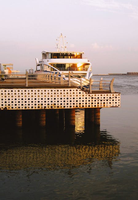 Gouden avondlicht reflecteert op een schip bij een pier in Sicilië
