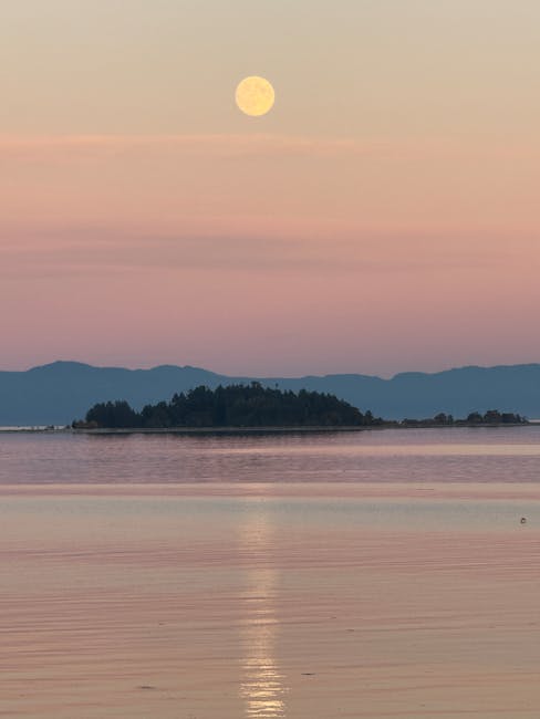 Lune pleine se reflétant sur la mer face à un îlot sicilien