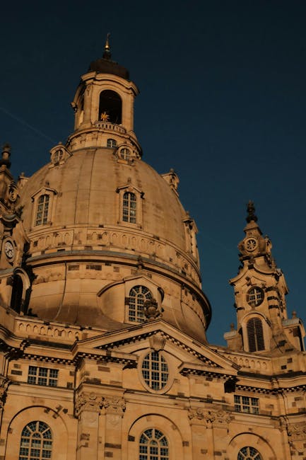Kopuła barokowej katedry dominująca nad nocnym niebem, Sycylia