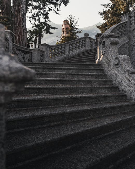 Kamienne kręte schody z ozdobnymi balustradami w Ragusa Ibla, Sycylia