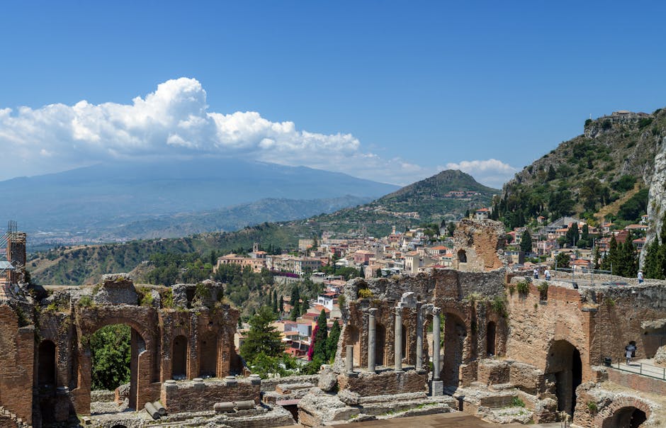 Ruines du théâtre antique de Taormina avec l'Etna en arrière-plan
