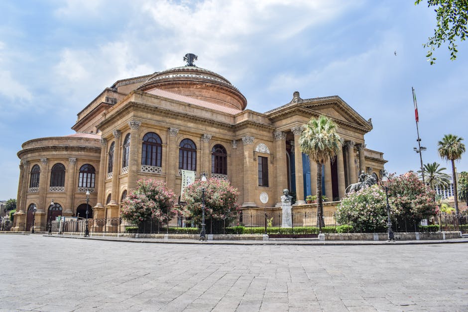 Neoklassiek theatergebouw met zuilen en palmen in Palermo, Sicilië