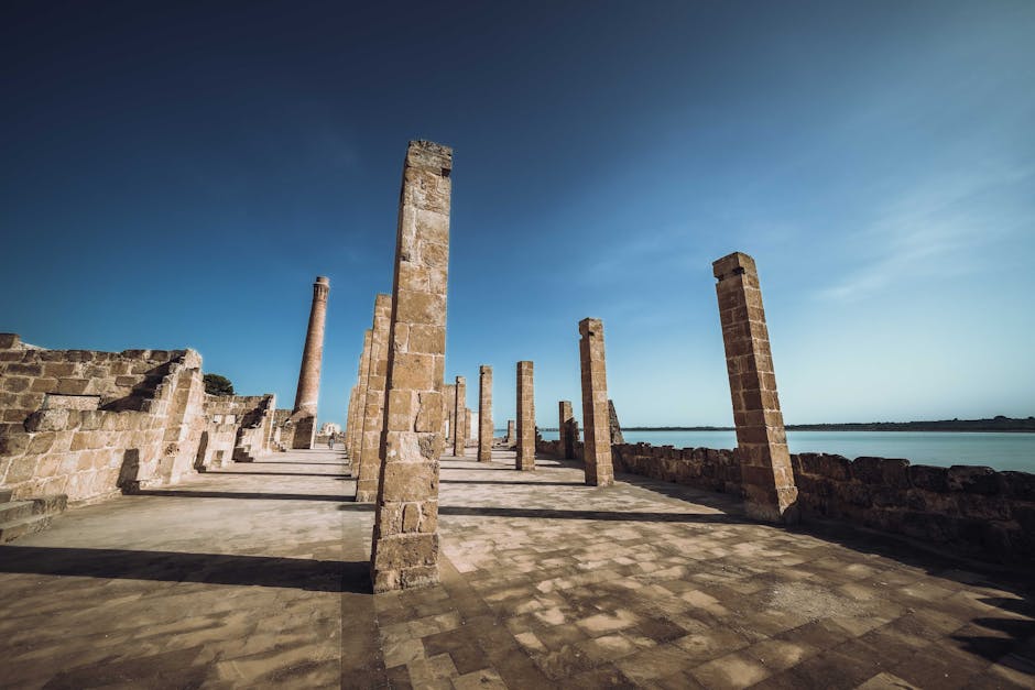 Colonnes antiques alignées le long d'un rivage, site archéologique sicilien