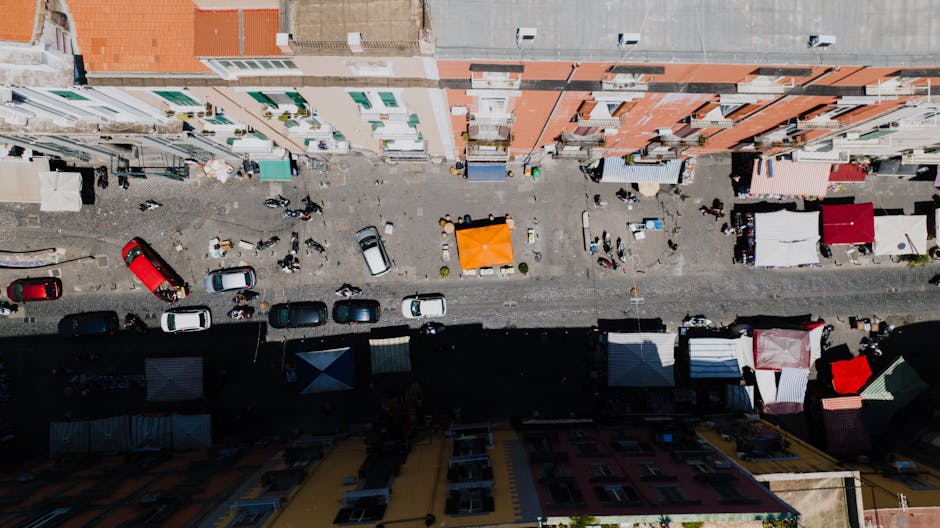 Markt van Vucciria gezien vanaf een dakterras met mensen en kramen