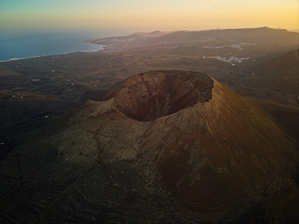 Vulkanische krater boven landschap en kustlijn bij de Eolische Eilanden, Sicilië