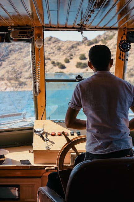 Capitano che dà istruzioni ai turisti prima dell'avvicinamento ai delfini in Sicilia