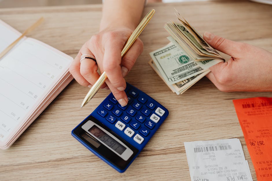 Notizbuch mit Reisebudget, Taschenrechner und Belegen