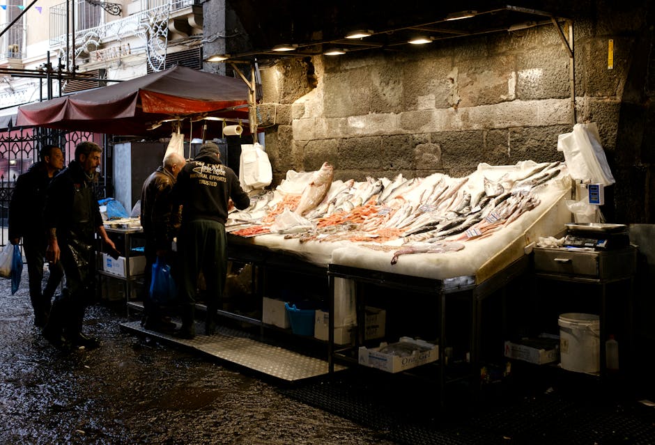 Il mercato del pesce La Pescheria al mattino con banchi di pescato fresco