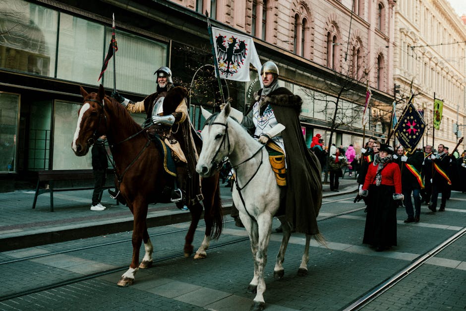 Processione con cavalieri in costume per le strade, atmosfera religiosa in Sicilia