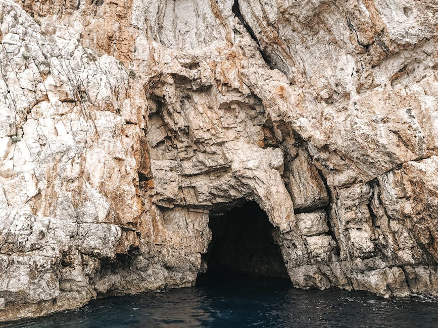 Entrée d'une petite grotte marine le long de la côte sicilienne