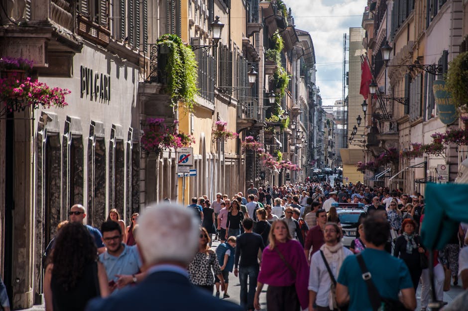 Tłum na zatłoczonej Via Umberto w czasie karnawału
