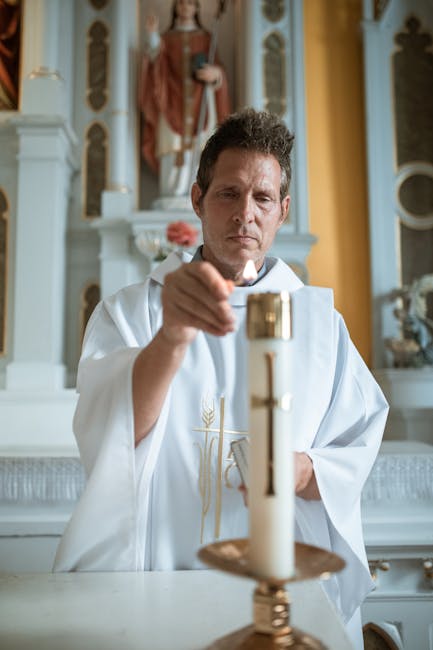 Fedeli che accendono candele all'interno dell'altare della cattedrale