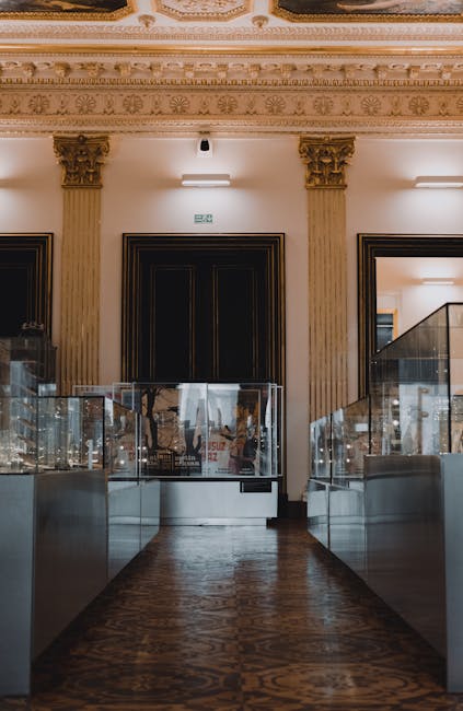 Sala museale con teche in vetro e soffitto decorato a Catania