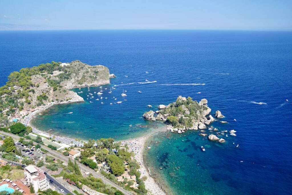 Piccola imbarcazione eco-friendly con guida lungo la costa di Taormina