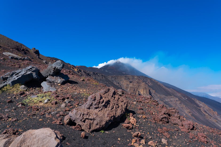 Pendici dell'Etna con escursionisti e cielo terso
